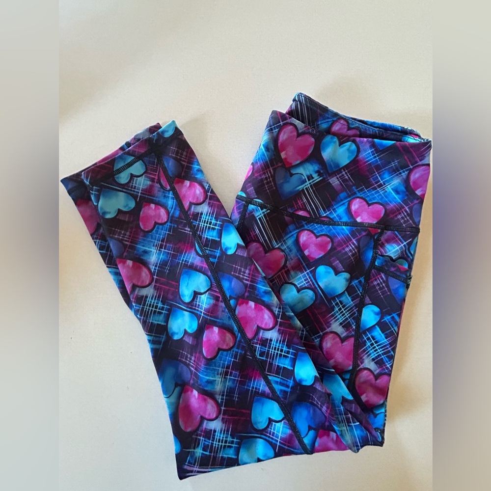 Constantly Varied Gear Leggings with Vibrant Heart Pattern
